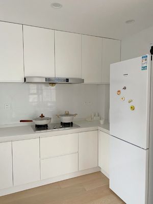 Cream White Kitchen Cabinet With Timber Countertop For Durable Kitchen