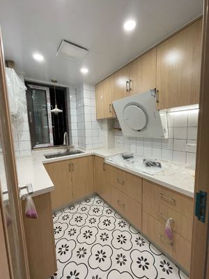 Cream White Kitchen Cabinet With Timber Countertop For Durable Kitchen