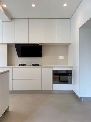 Cream White Kitchen Cabinet With Timber Countertop For Durable Kitchen