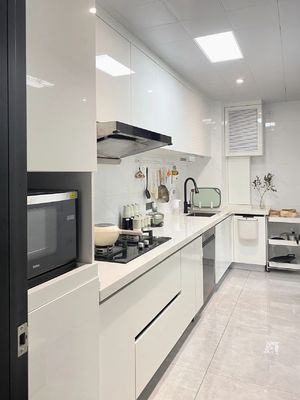 Hotel European Style Luxury Solid Wood Base Prefabricated Kitchen Cabient