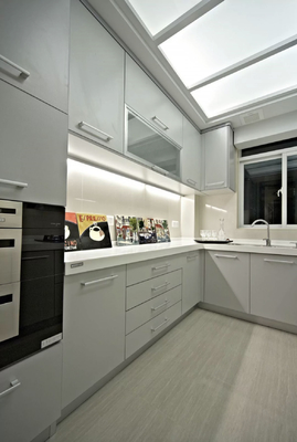 High Gloss Lacquer Melamine Finish Wood Grain Glass Inset Luxury Kitchen Cabinets
