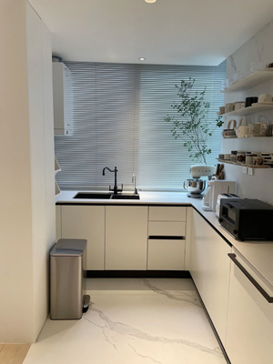 High Gloss Lacquer Melamine Finish Wood Grain Glass Inset Luxury Kitchen Cabinets
