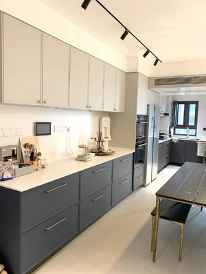 Modern Light Grey Shaker Style Kitchen Cabinet With Dtc Hardware For Hotel