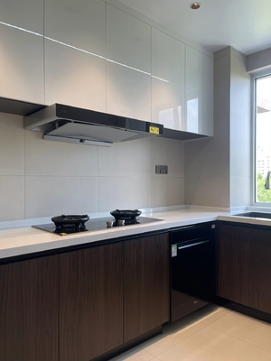 Modern High Gloss Kitchen Cabinets Featuring Elegant Stainless Steel Hardware