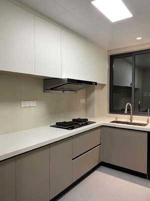 Modern High Gloss Kitchen Cabinets Featuring Elegant Stainless Steel Hardware