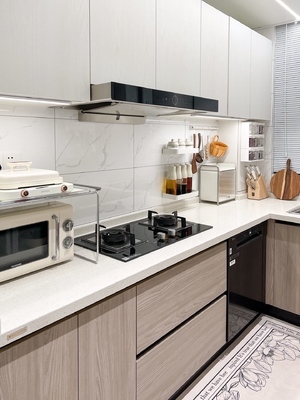Modern High Gloss Kitchen Cabinets Featuring Elegant Stainless Steel Hardware
