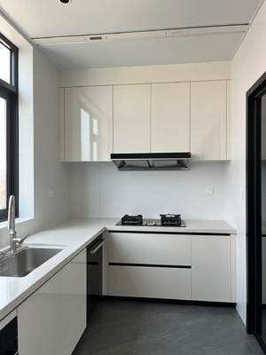 Modern Kitchen Cabinet with Melamine Finish for Apartments