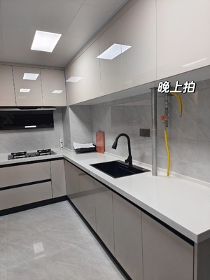 Modern Kitchen Cabinet with Melamine Finish for Apartments