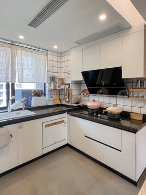 Modern Kitchen Cabinet with Melamine Finish for Apartments