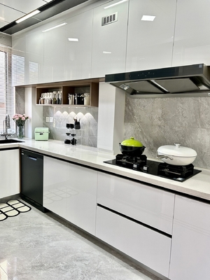 Modern Kitchen Cabinets with Quartz Countertop and Backsplash