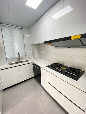 China Factory Kitchen Cabinets with Glossy Finish and Configurable Layouts