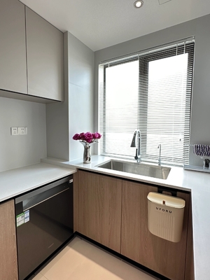China Factory Kitchen Cabinets with Glossy Finish and Configurable Layouts