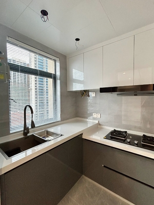 China Factory Kitchen Cabinets with Glossy Finish and Configurable Layouts