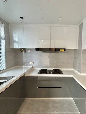 China Factory Kitchen Cabinets with Glossy Finish and Configurable Layouts